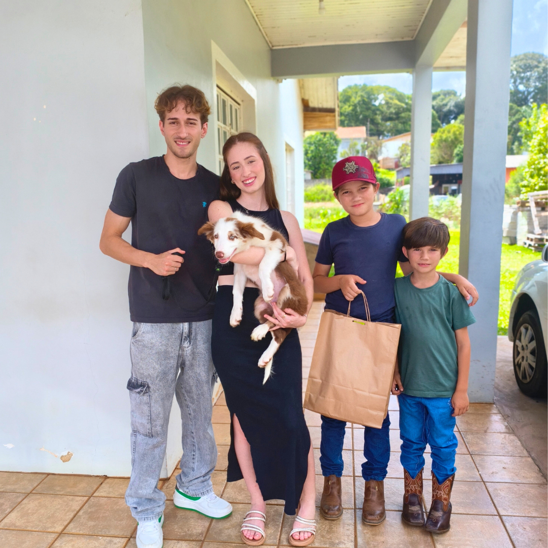 CASAL COM CRIANÇAS E FILHOTE DE BORDER COLLIE