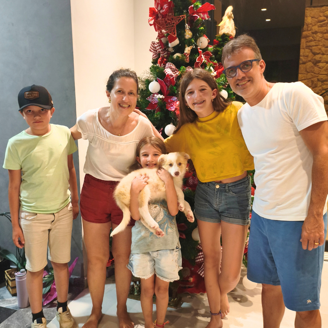 FAMILIA COM UM FILHOTE DE BORDER COLLIE DE PRESENTE
