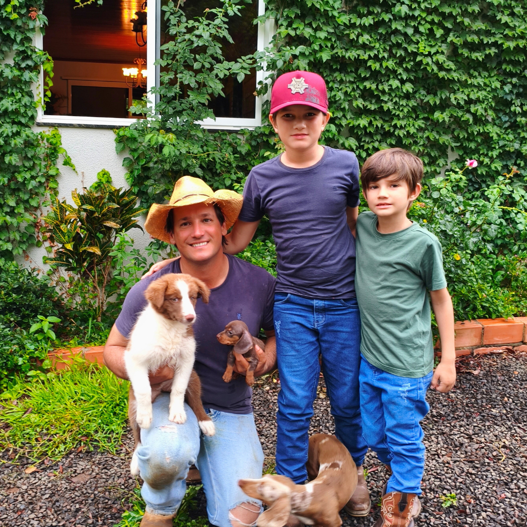 HOMEM E CRIANÇAS COM COM BORDER COLLIE FEMEA MARROM E BRANCA